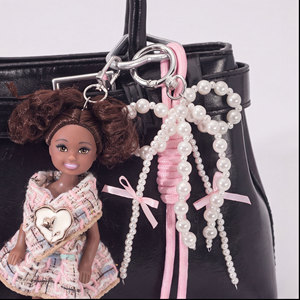 Ciondolo per Borsa a Forma di <span class=keywords><strong>Mini</strong></span> Bambola Carina con Fiocco di Perle e Nodo di Corda Rosa, Accessorio Coquette Kawaii per Borsetta - Product Image 1