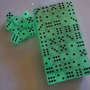 Dés en plastique acrylique D6 lumineux à coins arrondis de 16 mm pour entretenissement en KTV, bars et entrepôts - Product Image 4