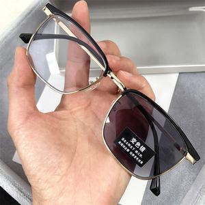 <span class=keywords><strong>Photochromic</strong></span> 렌즈 안티 블루 라이트 브라운 눈썹 골드 메탈 스퀘어 사진 안티 리플 광학 비즈니스 남성 전환 안경 - Product Image 4