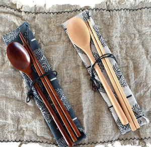 Juego de cuchara y palillos para servir de madera natural japonesa con bolsa de tela <span class=keywords><strong>caqui</strong></span> o negra para comedor en casa o uso de viaje - Product Image 2
