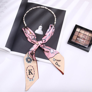 Pañuelo de seda estampado para mujer con collar de perlas, accesorio de moda para un estilo elegante - Product Image 2