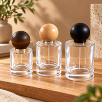 Flacon pulvérisateur de parfum cylindrique en verre transparent personnalisé de 30 ml, 50 ml, 100 ml avec bouchon à bille en bois pour l'emballage de parfums
