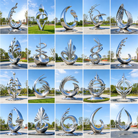 Sculpture en acier inoxydable G38 en forme de dauphin entrelacé en trois dimensions, effet miroir fluide, sur base carrée en granit, statue métallique pour la décoration de parcs