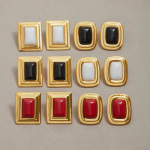 أقراط مخصصة هندسية مطلية بالذهب عيار 18 من الفولاذ المقاوم للصدأ باللون الأحمر والأبيض والأسود من اليشم للحياة اليومية أقراط مرصعة بنمط هدايا للنساء - Product Image 3