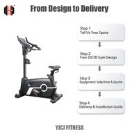 Bicicleta estática vertical con manillar elevado, asiento ajustable, sistema de pedales y base robusta para equipo de fitness profesional