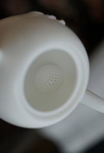 Tetera de Porcelana Blanca Hecha a Mano con Relieve Floral, Colección de Té Chino de Lujo - Product Image 4