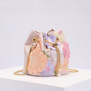 กระเป๋าทรงถังสไตล์เรโทรใหม่สำหรับผู้หญิง พร้อมงานฝีมือคุณภาพสูง ตกแต่งด้วยลายปักดอกไม้แบบตาข่าย ประดับเลื่อม และสายสะพายโซ่ - Product Image 4