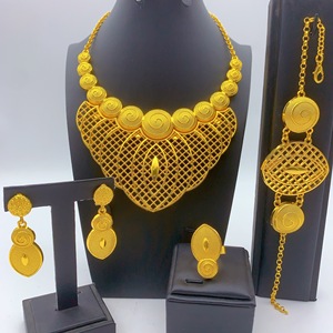 Conjunto de Joias Banhadas a Ouro 24K da Índia com 4 Peças: Colar, Brincos, Pulseira e Anel para Noivas Africanas e Casamentos Femininos na Arábia Saudita - Product Image 2