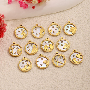 Amuleto de Concha con Diseño de Estrellas del Zodiaco |   Colgante de Horóscopo en Acero Inoxidable con Baño de Oro PVD de 18K y Circonitas |   Impermeable, Hipoalergénico y Resistente al Deslustre - Product Image 2