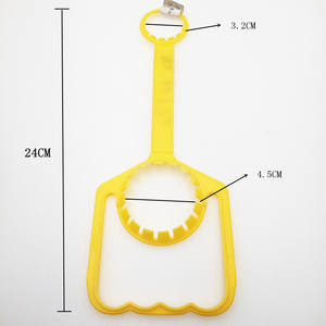 La produzione di maniglie in plastica per bottiglie popolari direttamente in vendita può essere personalizzata in dimensioni ecologiche degradabili - Product Image 5