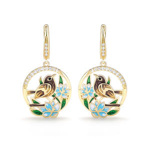 Boucles d'oreilles pendantes Fleur d'oiseau dorée en or massif 18 carats avec sertissage clos de diamants, bijoux raffinés pour femme, à porter au quotidien - Product Image 1