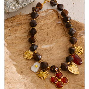 JINYOU 3438 Collana Autunnale con Perline Acriliche Marroni, Ciondolo a Cuore con Fiore in Acciaio Inossidabile e Resina Ambrata - Product Image 3