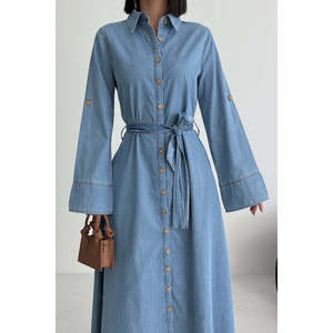 Robe chemise en jean élégante à col rabattu, délavage moyen, respirante, à nouer, coupe trapèze, longueur midi pour femme - Product Image 2