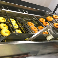 Ligne de production automatique de beignets personnalisée avec coupeur, levureuse, friteuse, glaceuse, boîtes de glaçage au chocolat