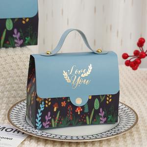 Caja de Regalo Navideña para Niños, de Cartón Corrugado Kraft, Forma Cuadrada, Cierre con Botón, Asa, Impresión Offset, Opción de Impresión UV, Reciclable - Product Image 4