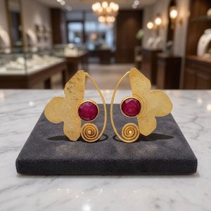 Boucles d'oreilles pendantes en laiton plaqué or 14K/24K avec perles d'imitation serties griffe, design classique unisexe, vente en gros - Product Image 3