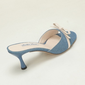 Sandales mules décontractées pour femmes en denim délavé, à talon fin, avec nœud en cuir contrastant, style plage - Product Image 2