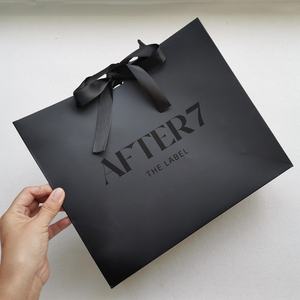 Bolsa de Papel de Regalo de Lujo Personalizada, Negra Mate, con Logotipo UV, con Asa de Cinta/Bolsa de Papel de Regalo de Lujo para Minoristas - Product Image 3