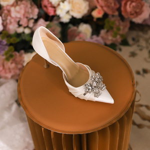 Sandalias de tacón de aguja de satén de seda con pedrería, punta cerrada, talla grande, huecas, para mujer, verano, boda, tacón de 6-8 cm, nuevo estilo - Product Image 4