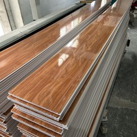 Panneau de plafond en PVC 25cm * 7mm imitation bois, faux plafond Cielo Raso PVC en Chine