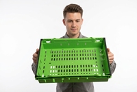 Stapelbare en nestbare plastic fruitkratten voor gebruik op de boerderij