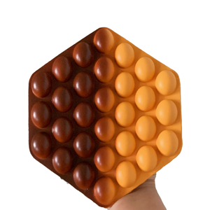 Waffles de burbujas de plástico con forma de abeja, sin crema, sabor chocolate original, con huevo, para exhibición en escaparates de carritos de aperitivos culturales de Hong Kong, utilería de exhibición. - Product Image 1