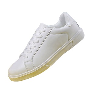 Sneakers blanches grande taille pour hommes et femmes - Chaussures décontractées en cuir imperméable, style athlétique tendance - Product Image 2
