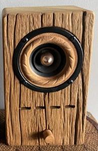 Altavoz Bluetooth Rectangular de Madera con Diseño en Relieve Tallado para Decoración del Hogar - Product Image 2