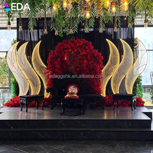 ฉากหลังงานแต่งงานแบบปรับแต่งได้ LEDA สำหรับงานอีเว้นท์ในร่ม ทำจากโลหะสีขาว ประดับด้วยหญ้าทะเล - Product Image 1