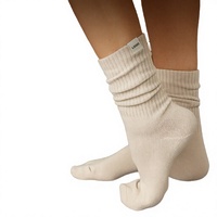 Chaussettes de compression en coton biologique et fibre de bambou tricotées avec logo personnalisé pour la saison printanière, unisexe, longueur mi-mollet avec design sur le corps et le bordure.