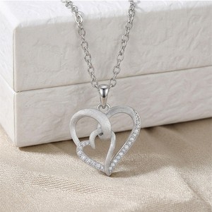 สร้อยคอรูปหัวใจสำหรับผู้หญิง สร้อยคอโมอิสซาไนต์รูปหัวใจคู่ ดีไซน์สวยงาม ทำจากเงินแท้ S925 ของขวัญเครื่องประดับรูปหัวใจแทนความรักสำหรับแม่และภรรยา - Product Image 5