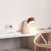 Lampe de table moderne de luxe en travertin, base en pierre, tête en bois, minimaliste et organique, pour projet hôtelier, chambre à coucher, villa, décoration