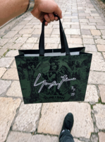 Sacs fourre-tout noirs personnalisés en non-tissé avec impression de logo blanc, sacs de courses réutilisables pour l'emballage de vêtements et de marques de prêt-à-porter
