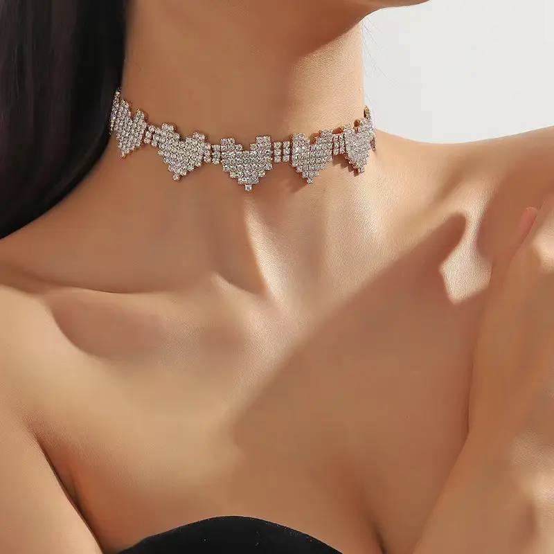 The new fashion trend exaggerates heart love diamond necklace gown accessories