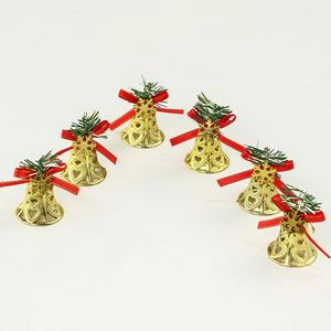 Juego de Campanas Navideñas Hechas a Mano de Alta Calidad de 4*5.5cm con Lazo de Cinta, Copo de Nieve, Hojas Verdes y Adornos para Árbol - Product Image 3