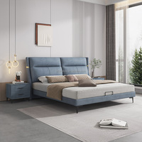 Lit d'hôtel économique directement de l'usine de Foshan pour hôtels 3 étoiles à petit budget, lit rembourré durable avec tête de lit capitonnée et table de chevet