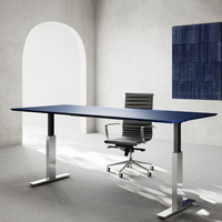 Bureau de direction de qualité supérieure, bureau debout moderne à hauteur réglable électriquement, plateau noir mat avec pieds chromés