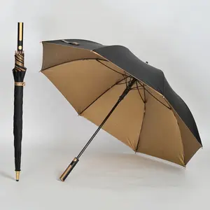Een 120Cm Zwarte Goud Uv Beschermd Lange Handvat Stok Golf Paraplu Met Logo Regenhoes