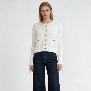 Primavera 2026 Nuevo Cárdigan de Punto Trenzado de Algodón Peinado 100% Color Blanco Crema con Cuello de Lazo y Cordón en las Mangas, Top Corto - Product Image 1