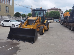 Chargeuse-pelleteuse CAT 420D d'occasion à performance robuste, composants essentiels intactes, bras télescopique durable, godet 4-en-1 pratique - Product Image 6