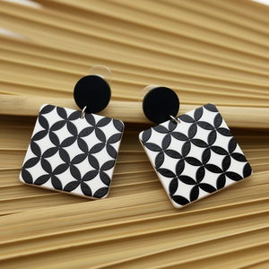 Orecchini pendenti dipinti quadrati con motivo geometrico bianco e nero, gioielli alla moda, 12 pezzi - Product Image 2