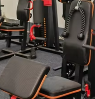 Station de musculation commerciale 3-en-1 avec sac de frappe, station de dips, barre de traction et banc réglable