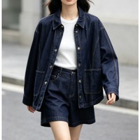 Nouvelle collection Printemps 2027 – Ensemble deux pièces en jean pour femme : veste chemise et short, col à revers, simple boutonnage, poches plaquées, indigo