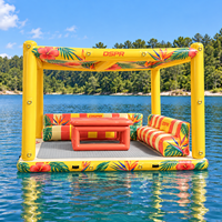 Île flottante gonflable en PVC avec auvent pare-soleil, canapé enveloppant et table centrale pour les fournisseurs de loisirs en station balnéaire (OEM)
