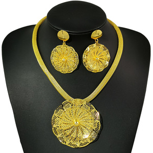 Dubai Hochzeit Frauen Schmuck Afrikanisch <span class=keywords><strong>Saudi</strong></span>-Arabien <span class=keywords><strong>Gold</strong></span> Bankett Blume Anhänger Halskette Ohrringe Braut Accessoires <span class=keywords><strong>Set</strong></span> für Frauen - Product Image 5