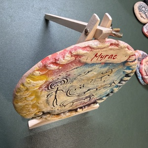 Figurine en argile artisanale de taille moyenne et ensemble d'aimants de réfrigérateur à motifs de pétroglyphes anciens - Décoration pour Navigateur du Désert, Guérison Mystique et Manifestation - Product Image 3
