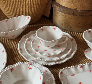 Vajilla de Cerámica con Borde de Perlas en Relieve de Forma Irregular, Juego de Vajilla de Porcelana con Bonito Estampado de Lazo Rojo, Logotipo Personalizado para Bodas y Hoteles - Product Image 3