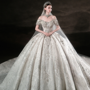 Vestido de Novia Moderno LSHT112 con Hombros Descubiertos, Lentejuelas, Encaje Floral, Apliques de Cristal y Cola de Capilla - Product Image 1