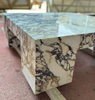 Table basse carrée en marbre Calacatta Viola naturel, plateau épais, quatre pieds en blocs, style moderne, luxe, écologique, pour usage hôtelier