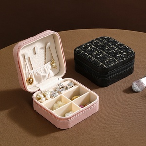 Estuche de Joyería Portátil de Viaje para Mujer, Organizador de Cuero PU para Aretes, Anillos y Collares, 10x10x5cm, Almacenamiento Compacto - Product Image 3